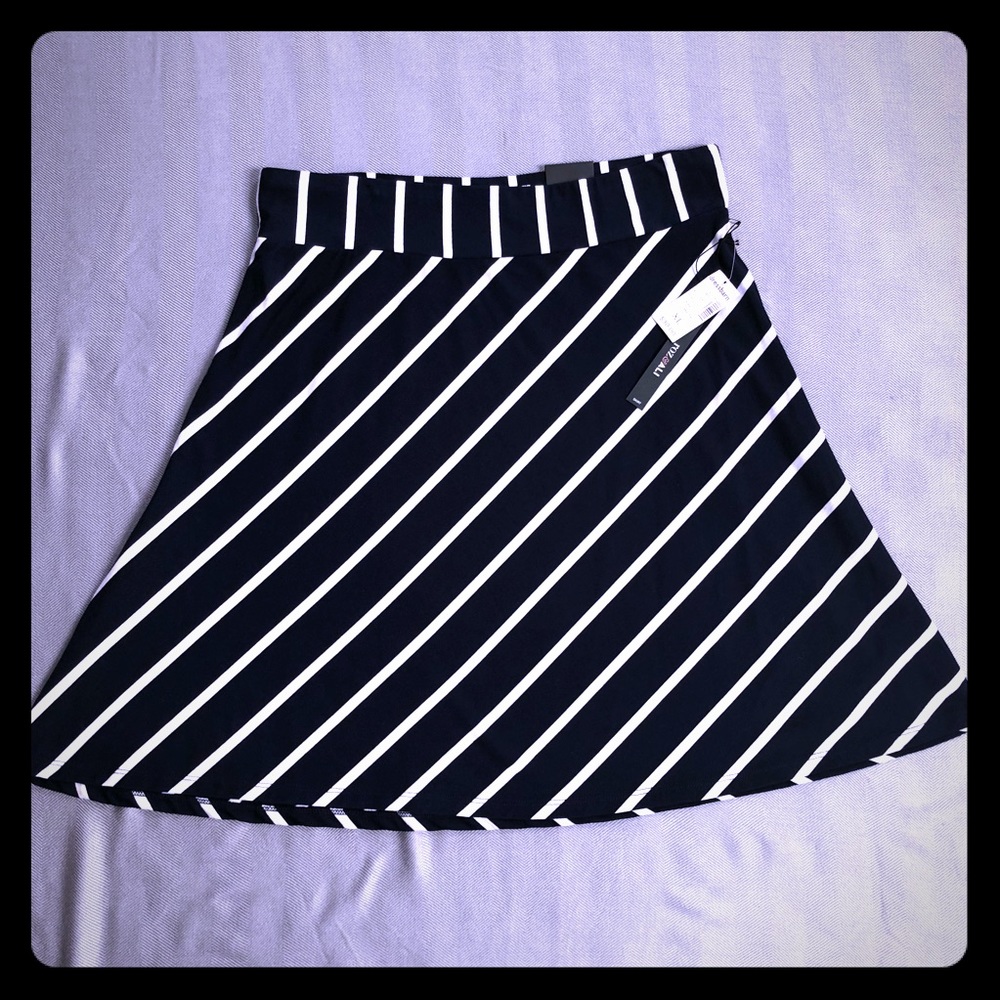 NWT Roz&Ali navy striped skirt